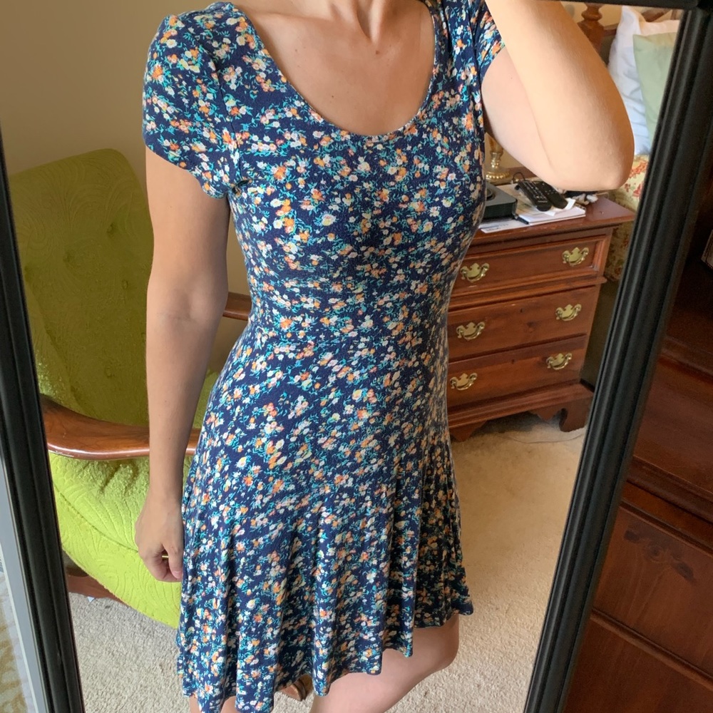 Short-sleeve blue floral dress